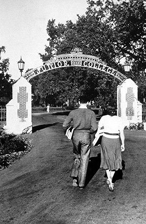 Students walking through the SRJC Arch in 1939